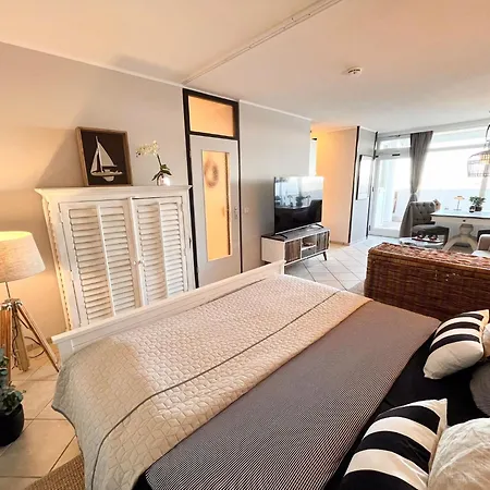 - Haus F, App 0f1202 *